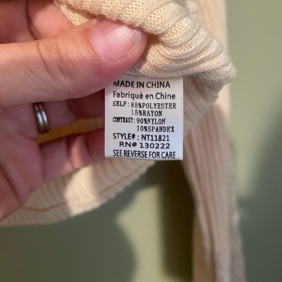 NWT New In V-Neck Sweater with Bell Sleeves Sz M - Picture 6 of 7